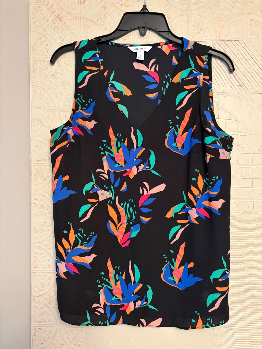Nine West Black Sleeveless Floral Print Shell with Multicolor Blooms
